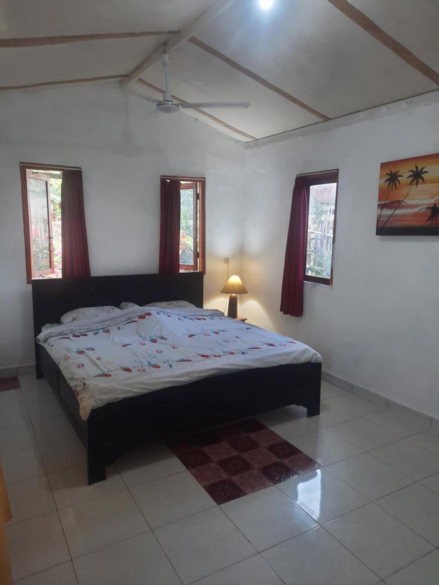 Red Beach Homestay Pasanggaran Szoba fotó